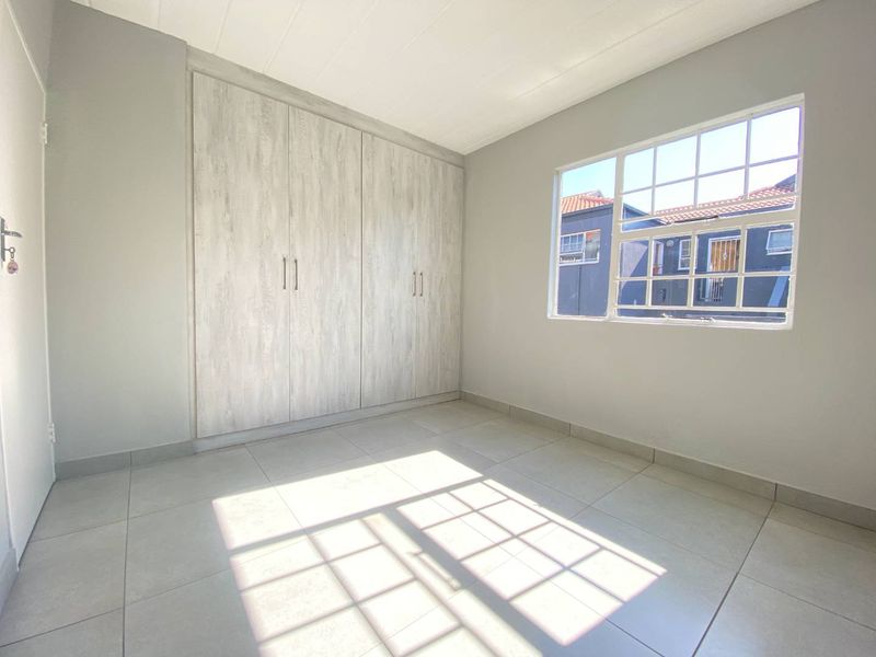 Beautifully Renovated Ground Floor Unit - Photo 7