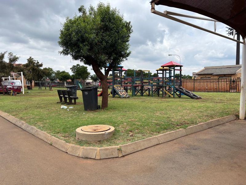 PRICED TO GO! 2 Bedroom 1 Bathroom Townhouse For sale in Protea Glen EXT 11 - Photo 3