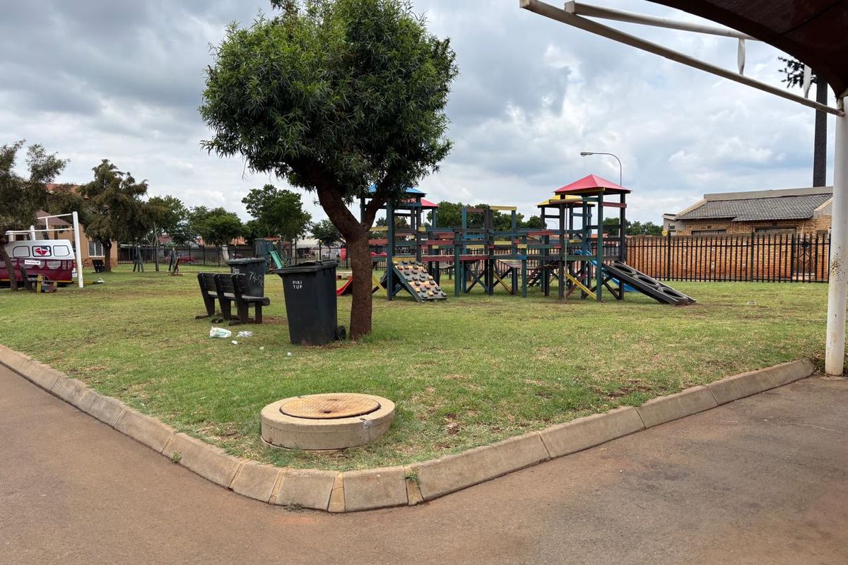 PRICED TO GO! 2 Bedroom 1 Bathroom Townhouse For sale in Protea Glen EXT 11 - Photo 3