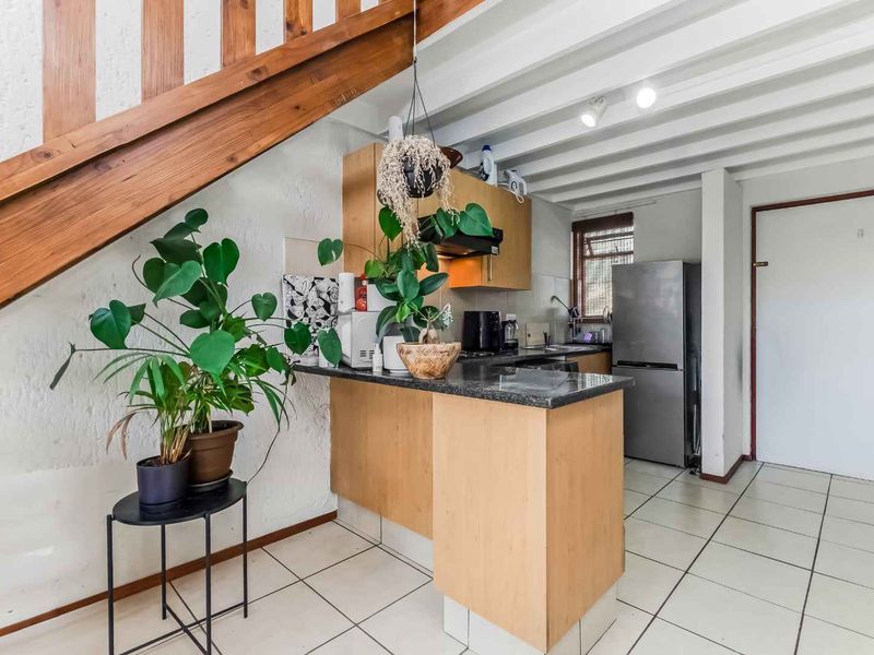 TOP FLOOR LOFT APARTMENT, BOASTING LOADS OF NAURAL LIGHT AND IN A FANTASTIC LOCATION - Photo 4