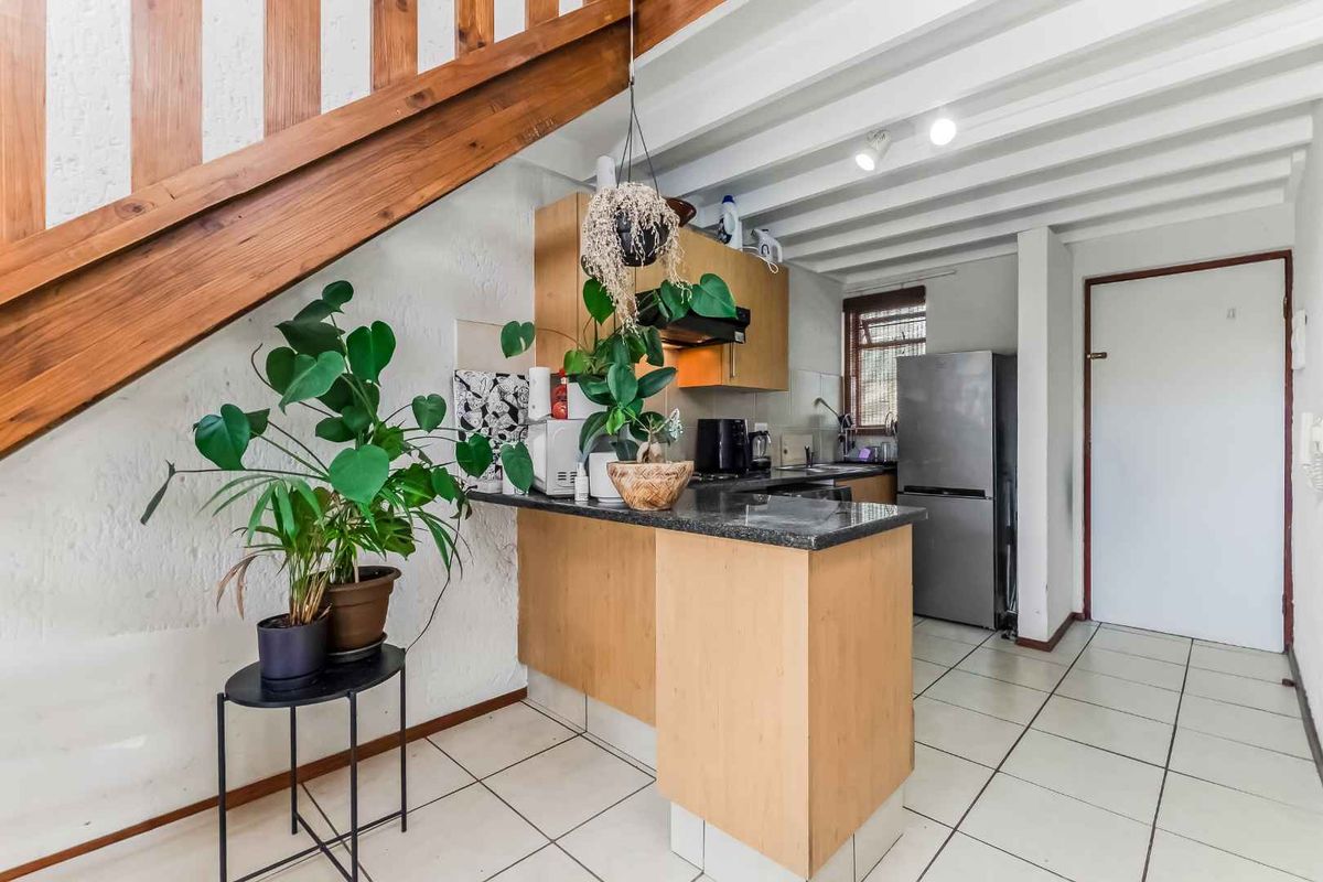 TOP FLOOR LOFT APARTMENT, BOASTING LOADS OF NAURAL LIGHT AND IN A FANTASTIC LOCATION - Photo 4