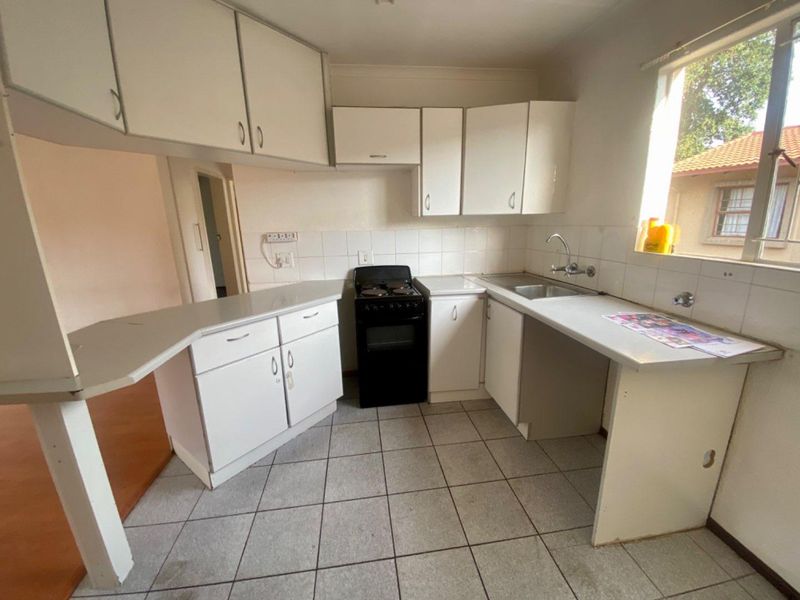 Neat 2 bedroom Top Floor Unit in Theda Oaks - Photo 6