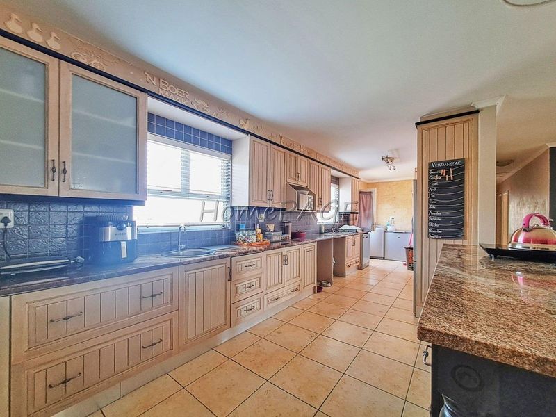 Central, Walvis Bay:  Spacious, Attractive 4 Bedroom home in popular area - Photo 9