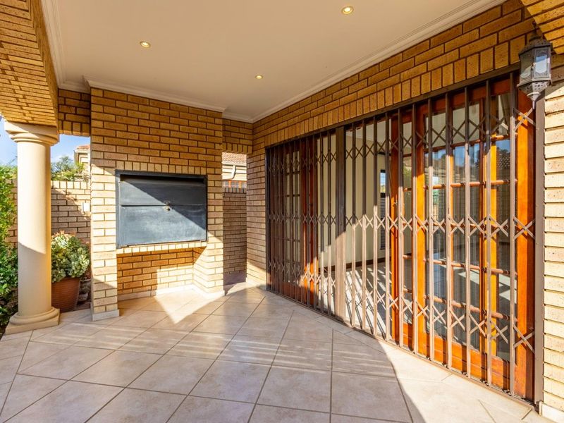 Charming full title, low maintenance face brick home for sale in Farrarmere - Photo 3