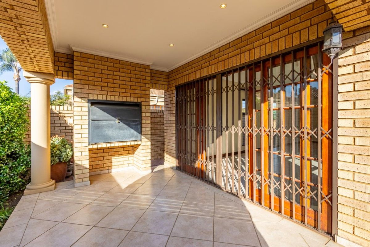 Charming full title, low maintenance face brick home for sale in Farrarmere - Photo 3