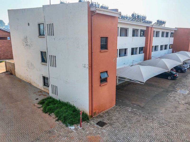 Charming 2-Bedroom Apartment with Excellent Potential - Photo 2