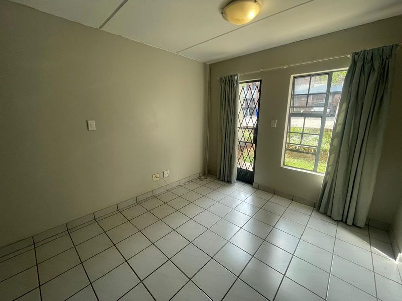 GROUND FLOOR APARTMENT FOR SALE IN ROOIHUISKRAAL NORTH!!! - Photo 10