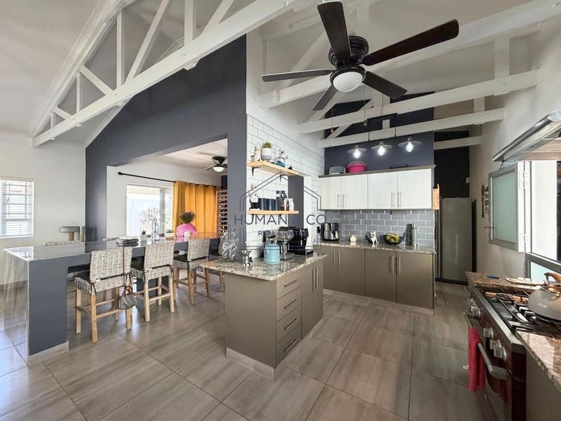 Spacious 4-Bedroom Home with lots of indoor entertainment area features - Photo 4
