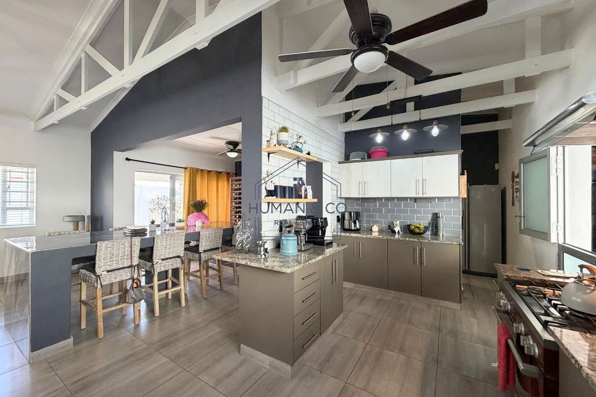 Spacious 4-Bedroom Home with lots of indoor entertainment area features - Photo 4