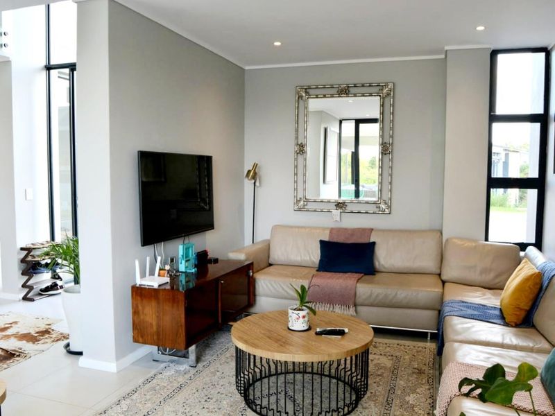 Stunning Family Home For Sale in Palm Lakes Estate - Photo 8