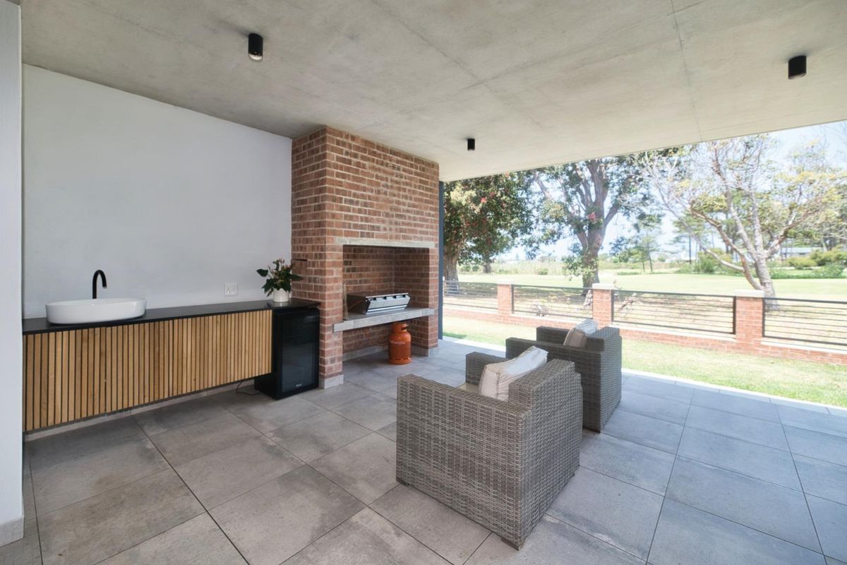 CONTEMPORARY RESIDENTIAL HOME - Photo 4
