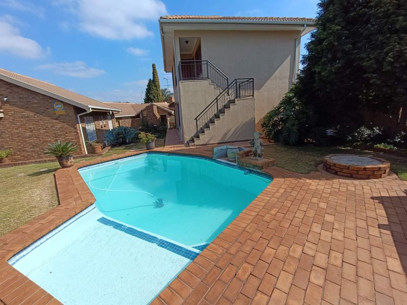 ZWARTKOP - 10 BEDROOM HOUSE - Photo 3