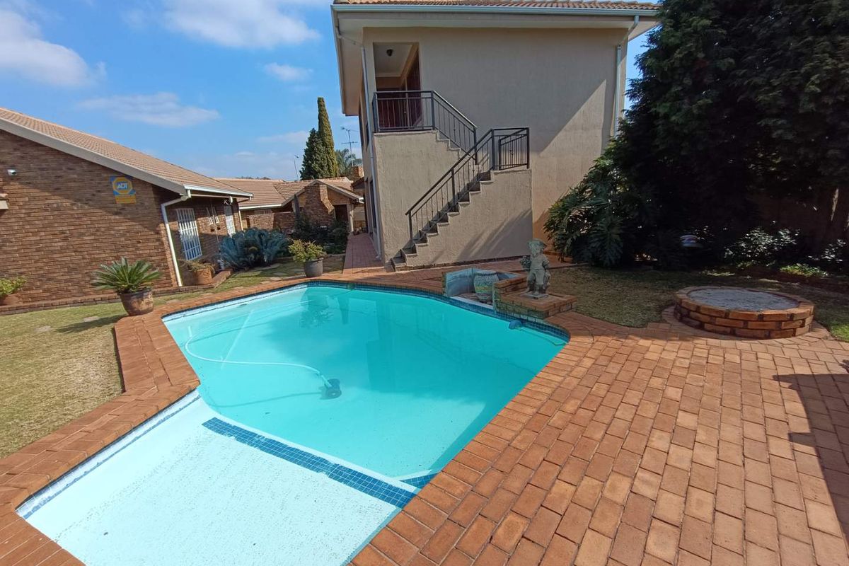 ZWARTKOP - 10 BEDROOM HOUSE - Photo 3