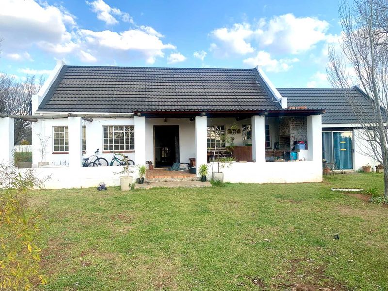 Spacious Smallholding with Family Home & newly Build Bachelor Flatlet – Southern Suburbs, Bloemfontein - Photo 1