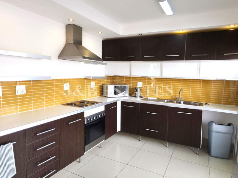 Beautiful Duplex In Prime Area - Photo 4