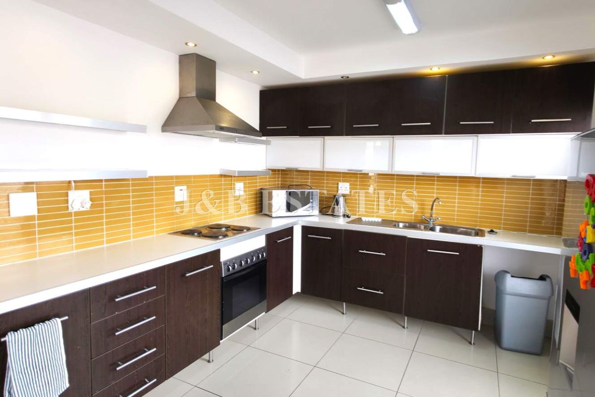Beautiful Duplex In Prime Area - Photo 4