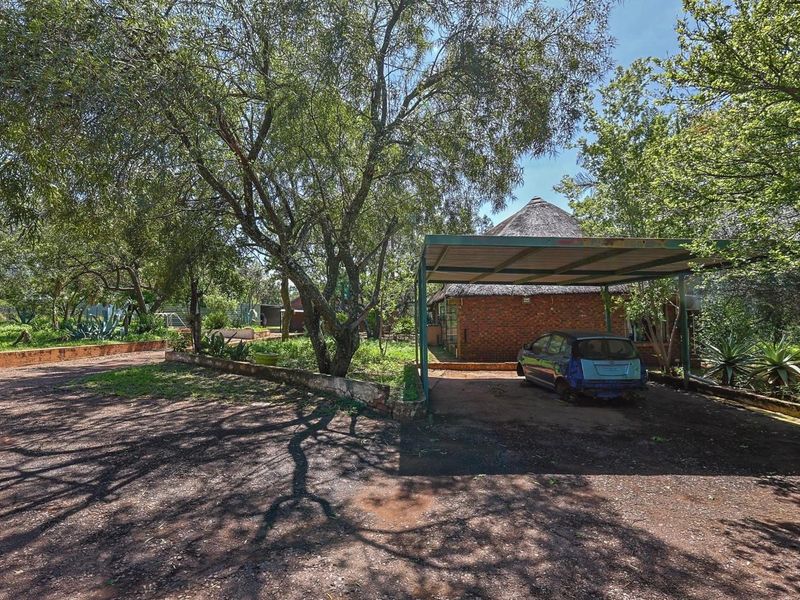 4.2ha Smallholding With Warehouse, Flats & Thatched Home – Kameeldrift West - Photo 7