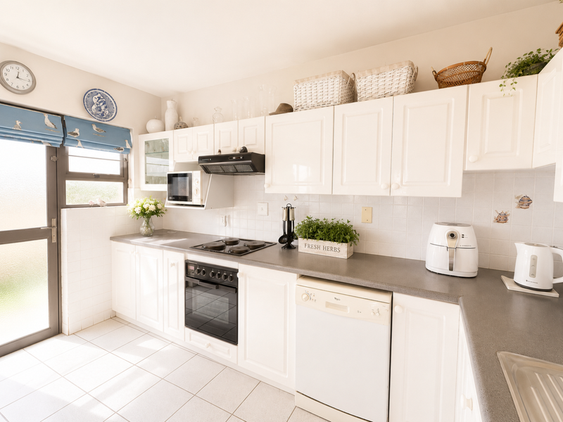 🏡 Spacious 4-Bedroom Townhouse Within Walking Distance of the CBD! - Photo 4