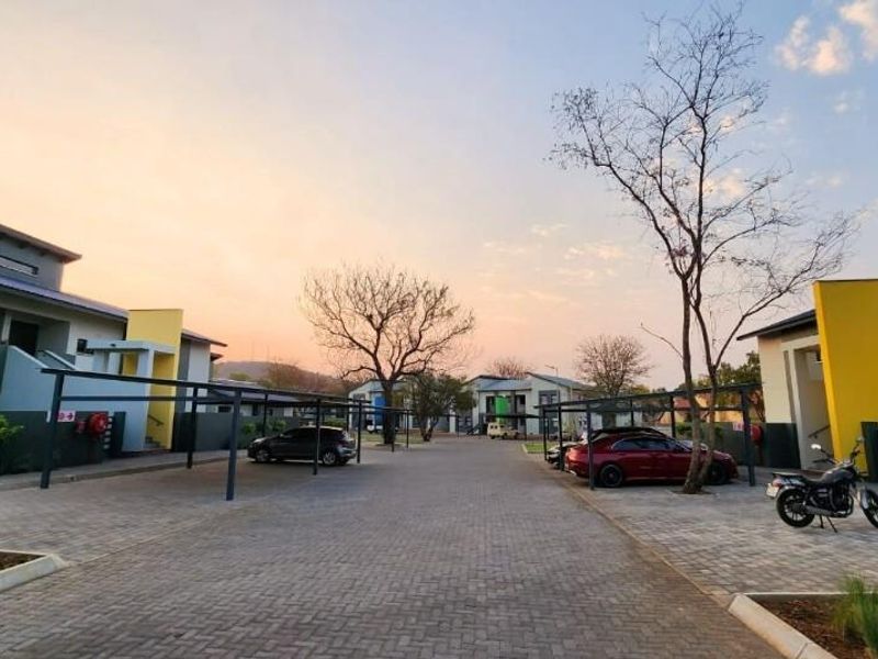 Catch it if you can ! – Stunning 3-Bedroom Townhouse to rent in Waterval East, Rustenburg - Photo 1