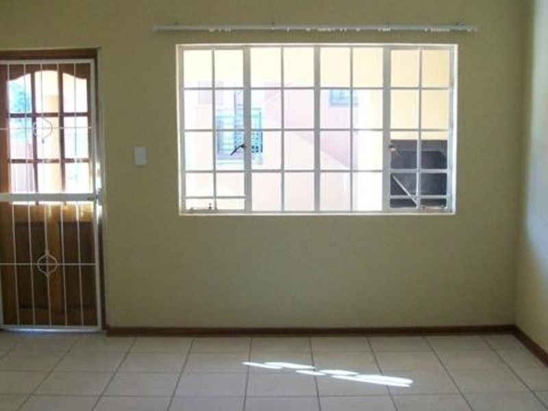 Modern 2-Bedroom Apartment for Rent in Stratford, Garsfontein - Photo 2