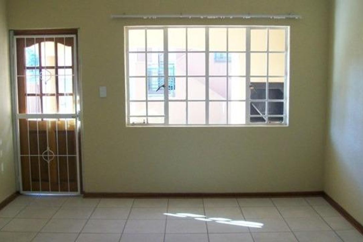 Modern 2-Bedroom Apartment for Rent in Stratford, Garsfontein - Photo 2