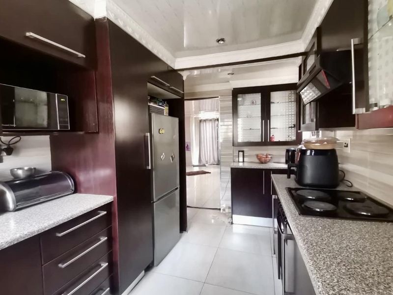 2-Bedroom Open-Plan Home with Beautiful Kitchen – Perfect Starter or Investment Property - Photo 3