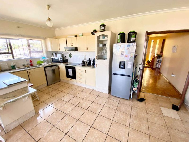Spacious Family Home in Umhlanga (Shared Property) - Photo 8