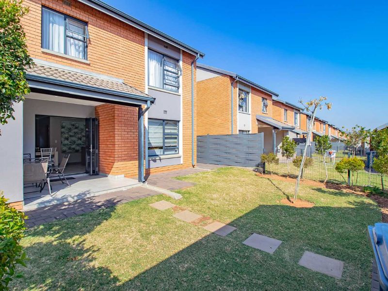 Stylish 3-Bedroom Townhouse for Sale in Zambezi Manor Lifestyle Estate - Photo 3