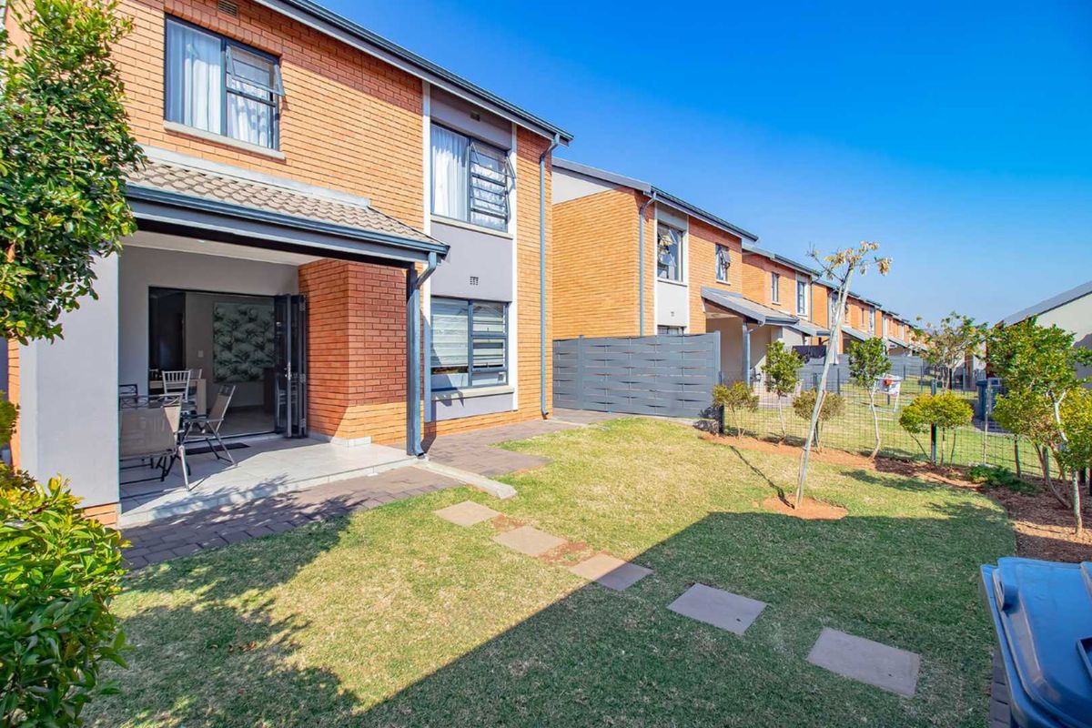 Stylish 3-Bedroom Townhouse for Sale in Zambezi Manor Lifestyle Estate - Photo 3