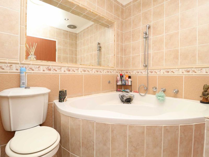 Versatile low Maintenance Family Home - Photo 3