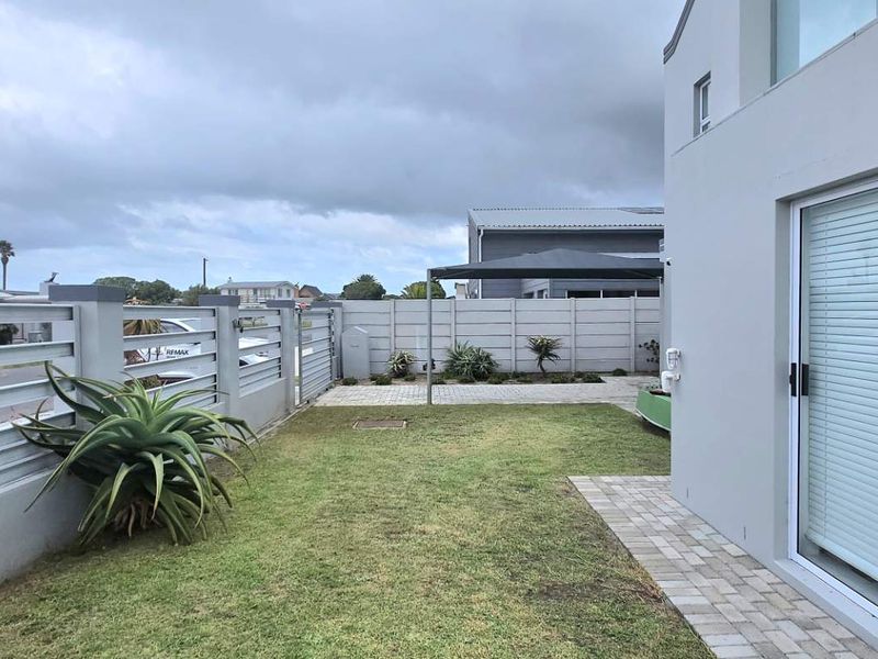 Spacious Coastal Home in Prime Franskraal Location! - Photo 7