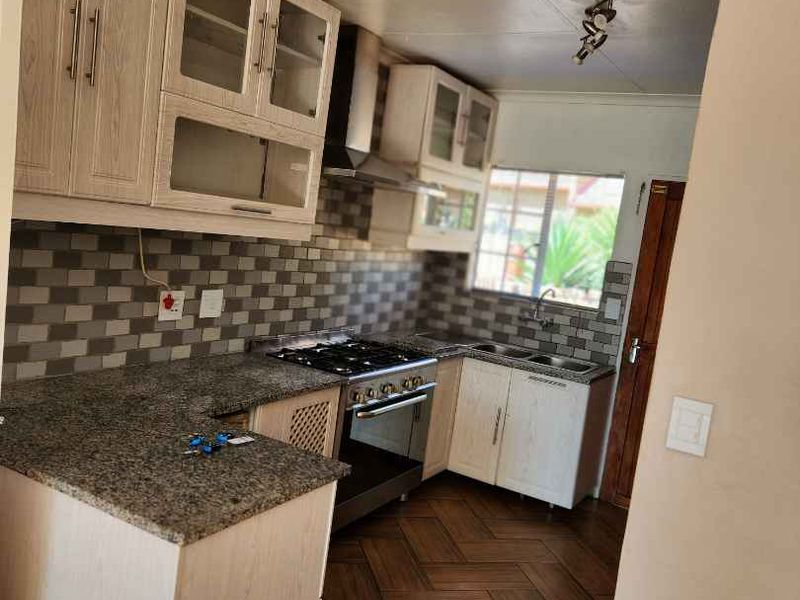 Immaculate simplex unit with own private garden - Photo 6