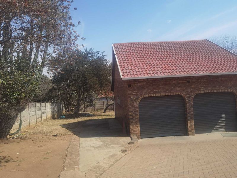 Low maintenance home for sale in Esther Park - Photo 3