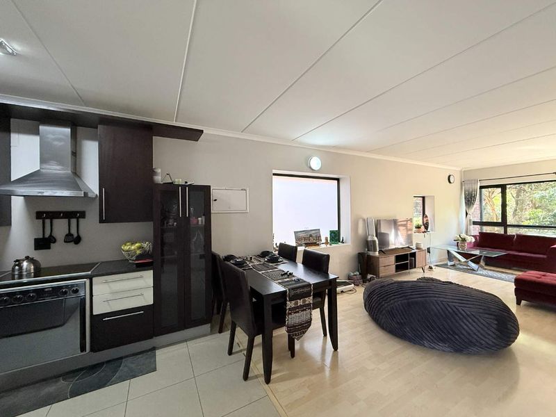 Modern 2-Bedroom Apartment in Atholl - Photo 2