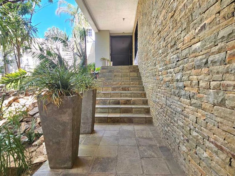 Garden Bliss: 4-Bedroom Gem in Ludwigsdorf - Photo 2