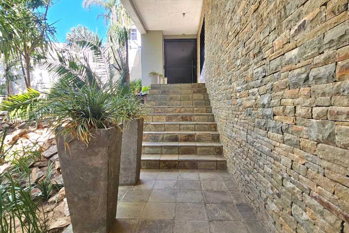 Garden Bliss: 4-Bedroom Gem in Ludwigsdorf - Photo 2