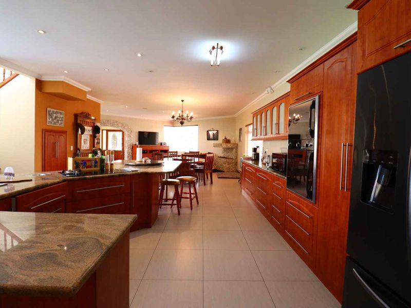 Luxury Family Home with Heated Indoor Pool, Sauna, and Private Garden - Rössmund, Namibia - Photo 3