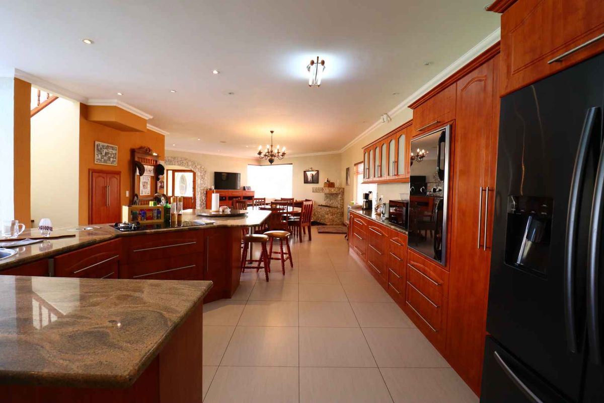 Luxury Family Home with Heated Indoor Pool, Sauna, and Private Garden - Rössmund, Namibia - Photo 3