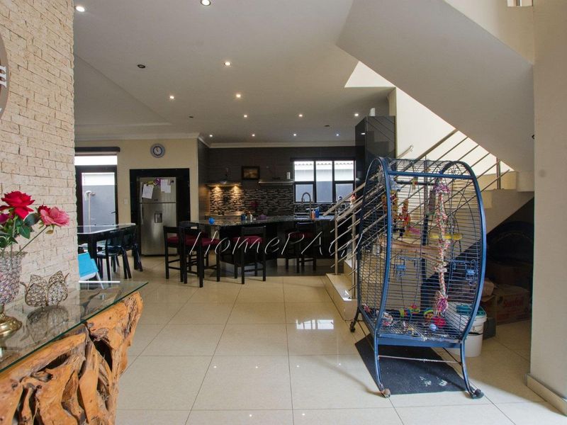 Fairway Estate, Walvis Bay:  Upmarket 5 Bedr Home is for Sale - Photo 4