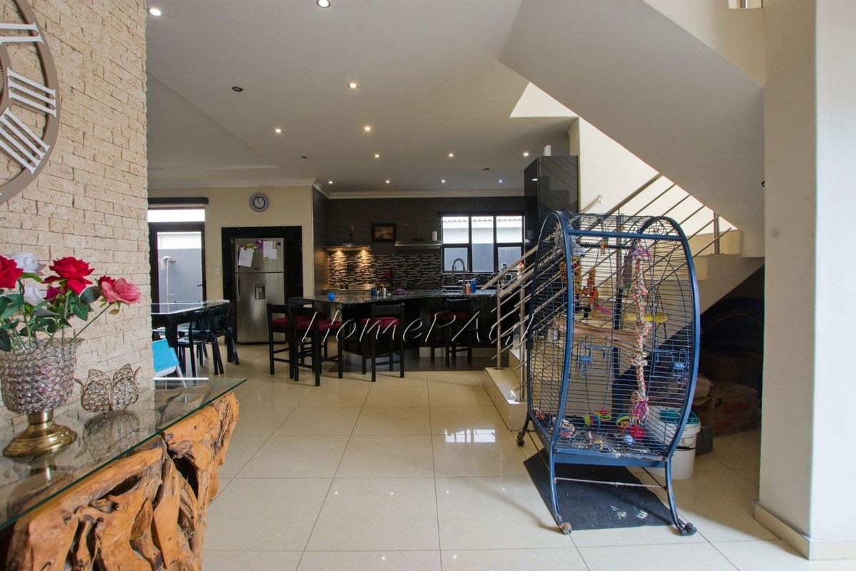Fairway Estate, Walvis Bay:  Upmarket 5 Bedr Home is for Sale - Photo 4