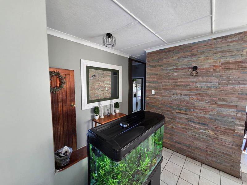 Spacious Living Awaits: 3 Beds, Open Plan, & Massive Backyard! - Photo 3