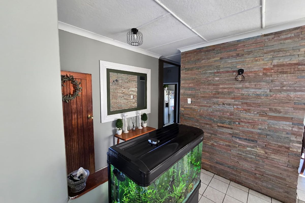 Spacious Living Awaits: 3 Beds, Open Plan, & Massive Backyard! - Photo 3