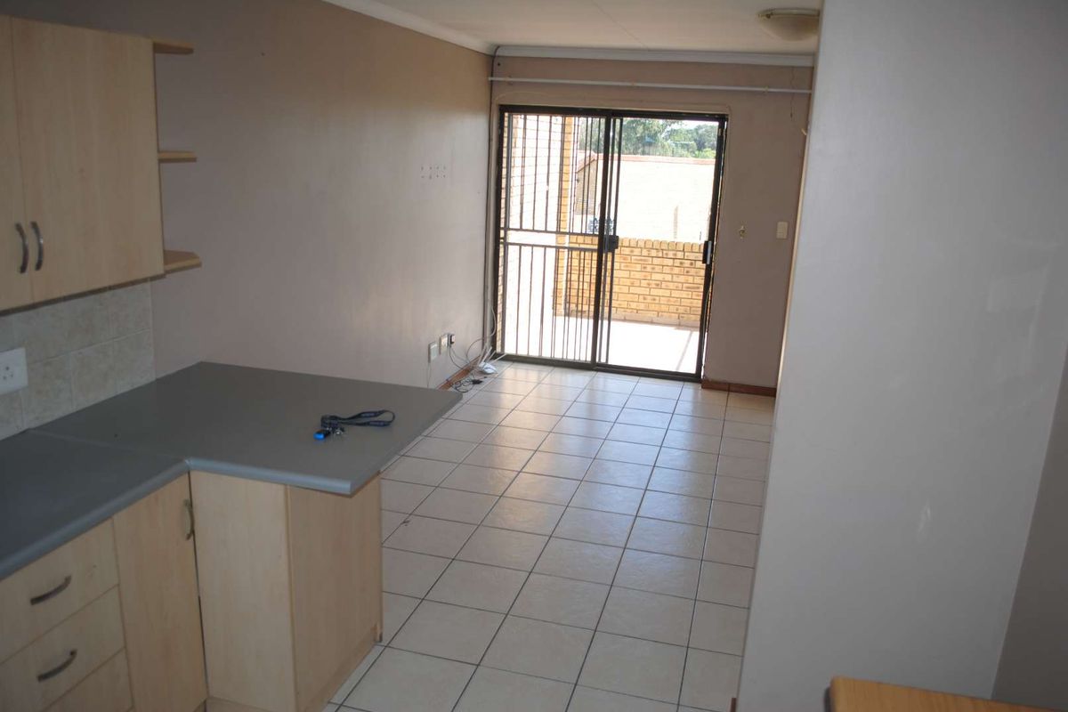 Neat Face-Brick Townhouse 2 Bedroom with Car port - Photo 2