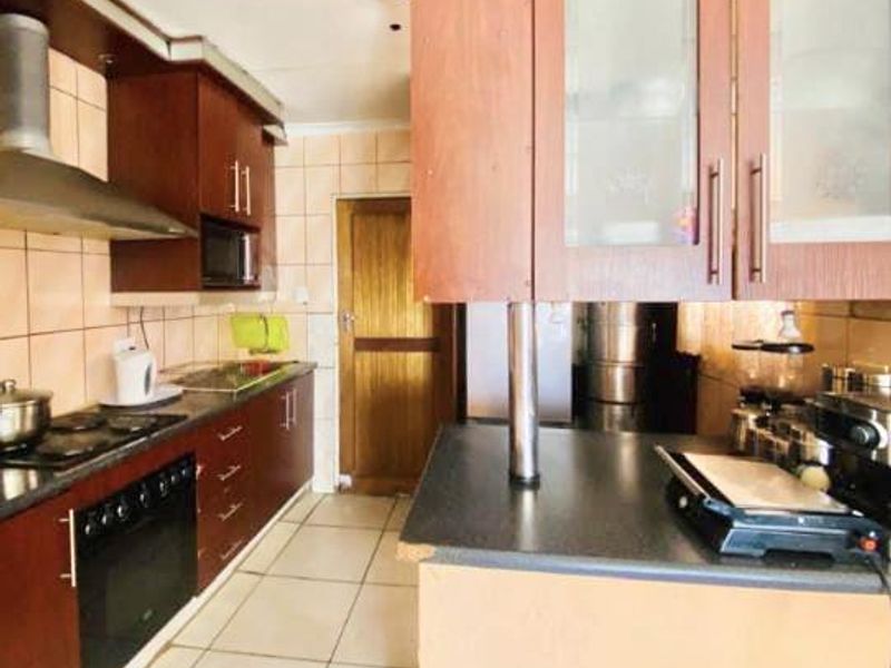 For Sale: Charming 3-Bedroom House with Flatlet, Automated Double Garage & Garden House - Photo 4