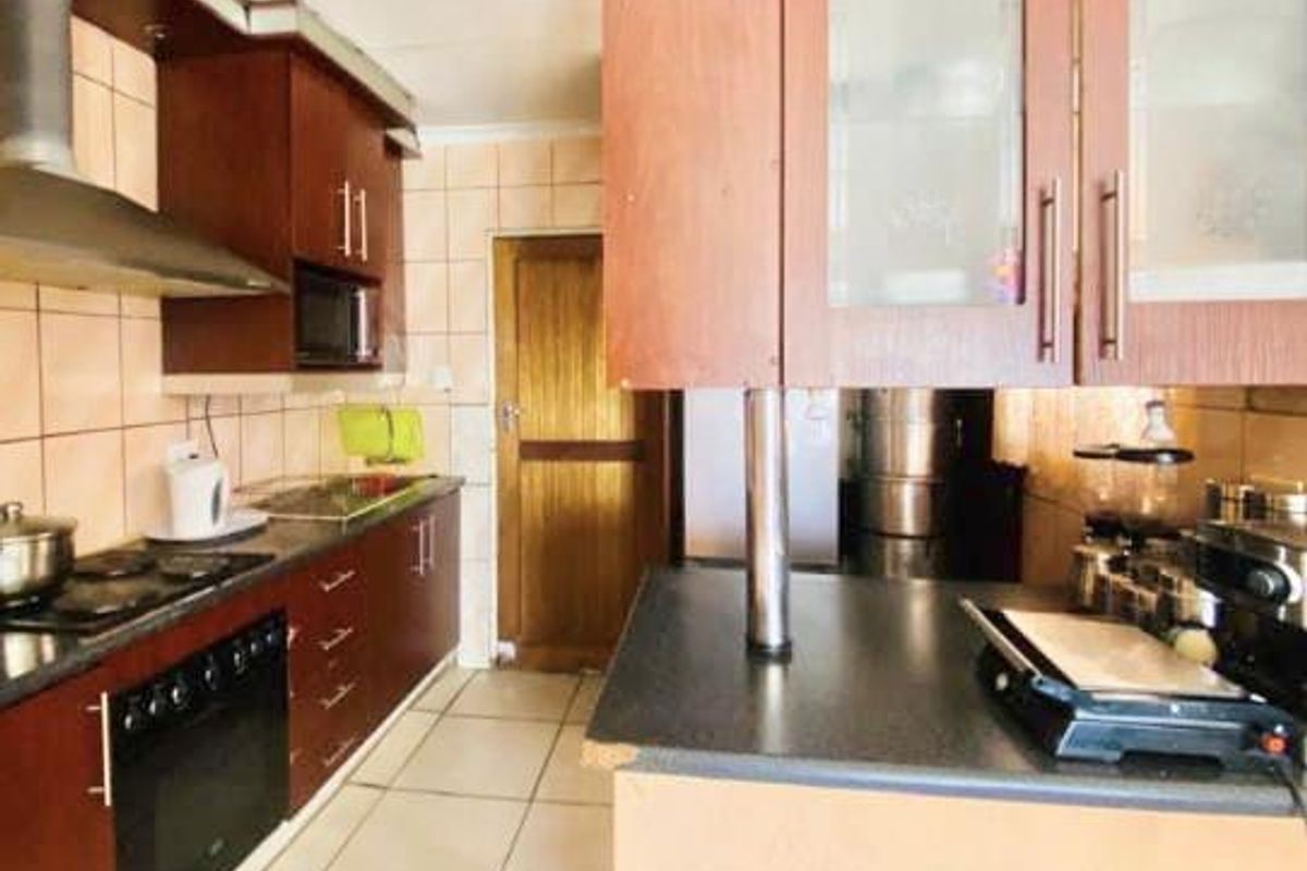 For Sale: Charming 3-Bedroom House with Flatlet, Automated Double Garage & Garden House - Photo 4