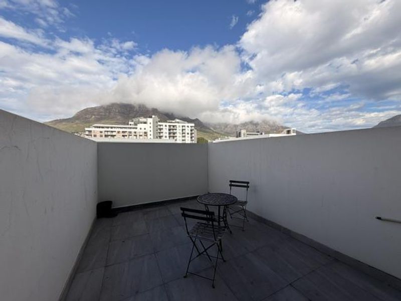 Furnished STUDIO apartment with large balcony, parking & great mountain views - Photo 2