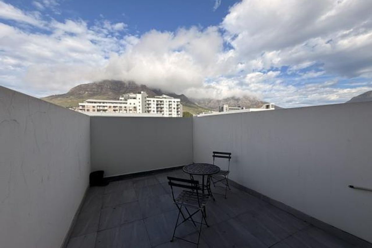 Furnished STUDIO apartment with large balcony, parking & great mountain views - Photo 2