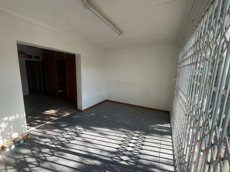 Charming and Spacious Family Home in a Sought-After Neighborhood - Photo 6