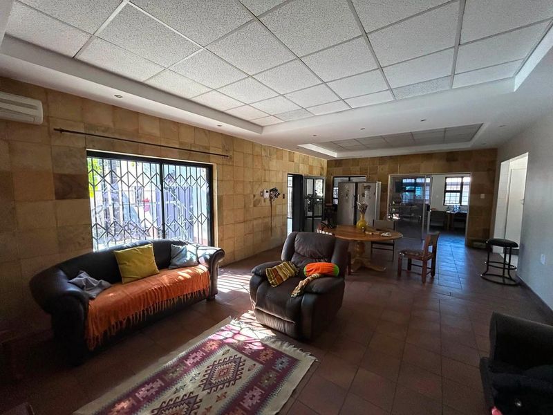 PRIME OFFICE INVESTMENT IN A HIGH-DEMAND LOCATION - Photo 10