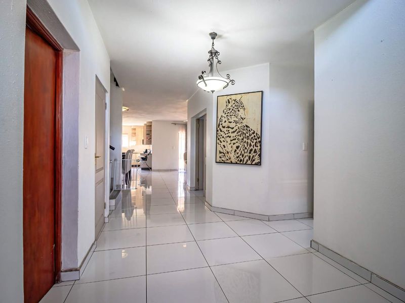 Beautiful family home in secure lifestyle estate - Photo 2